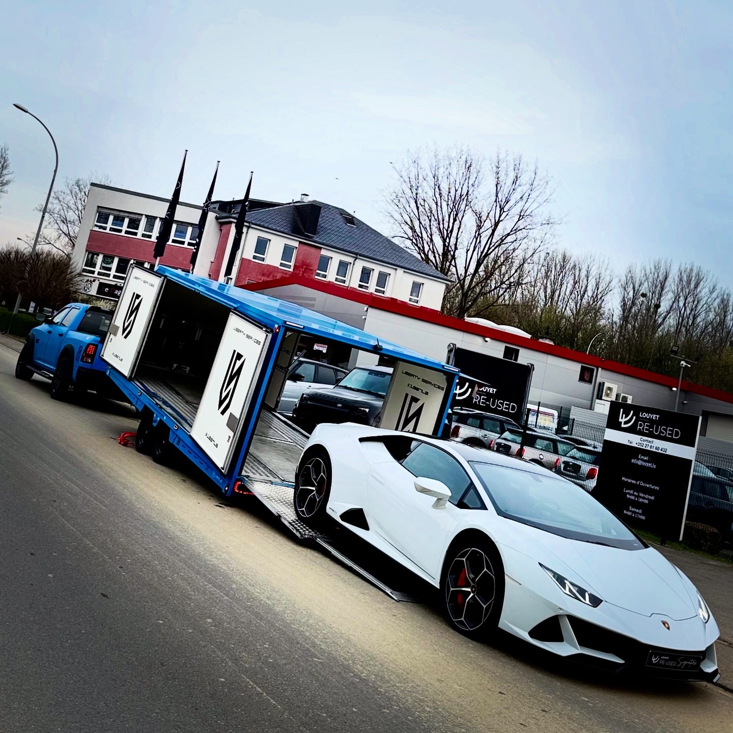 Véhicule transporté par Liberty Services 9